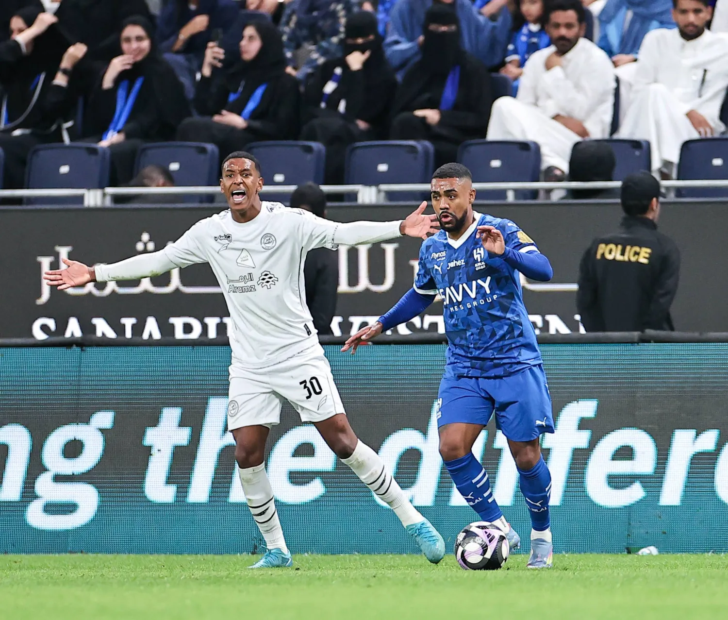 فرض الشباب التعادل على نظيره الهلال (تصوير: سعد العنزي)