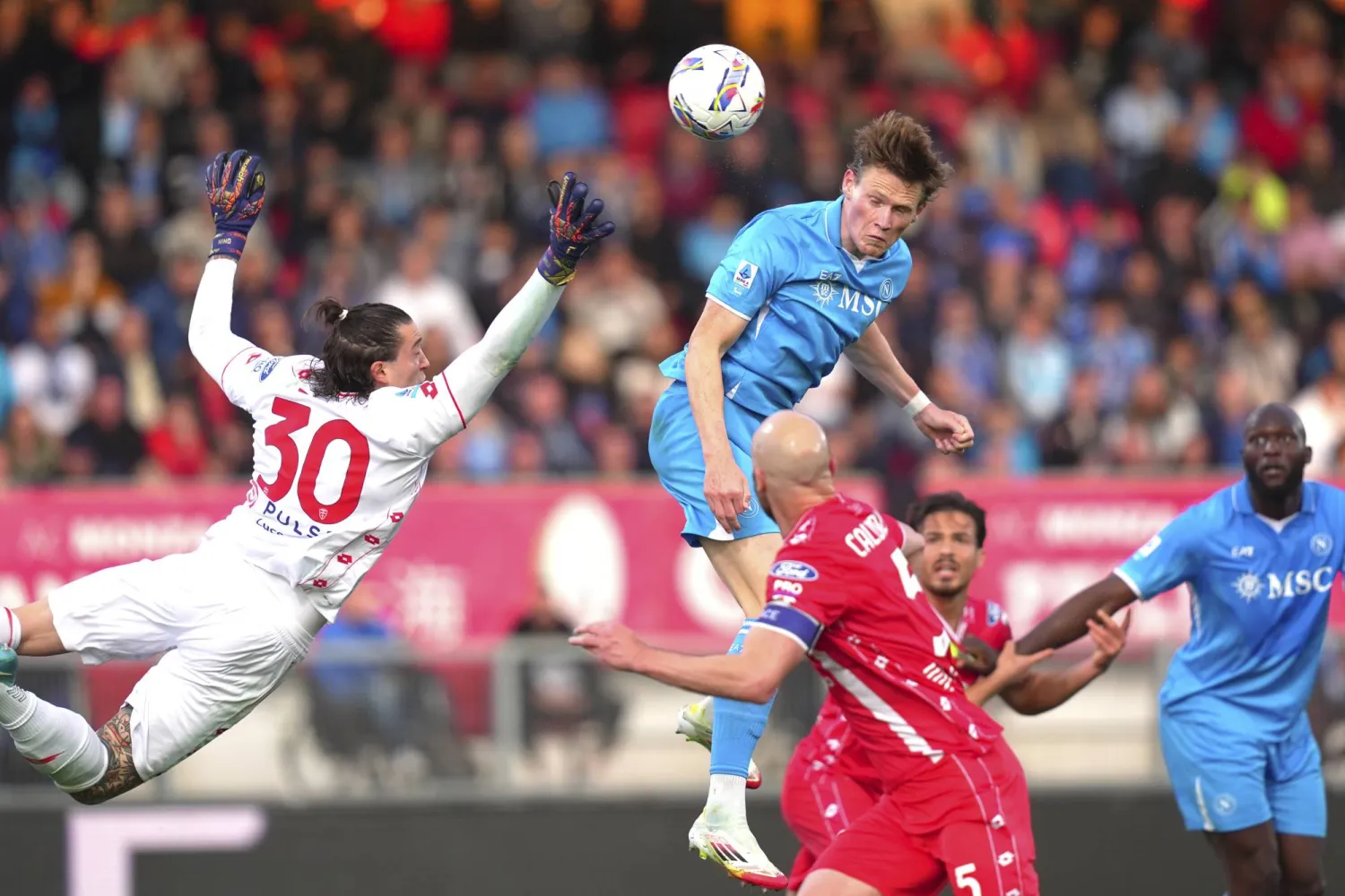 الدوري الإيطالي قد يحسم بمباراة فاصلة بين إنتر ونابولي (أ.ب) 