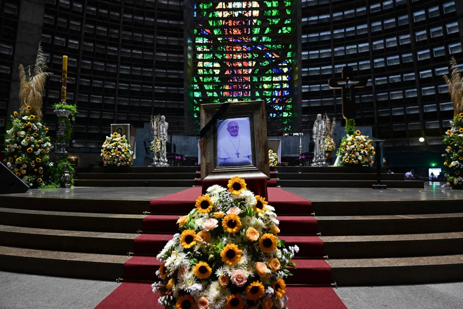 وفاة البابا فرنسيس أدت إلى تأجيل مباريات في إيطاليا والأرجنتين (أ.ف.ب)
