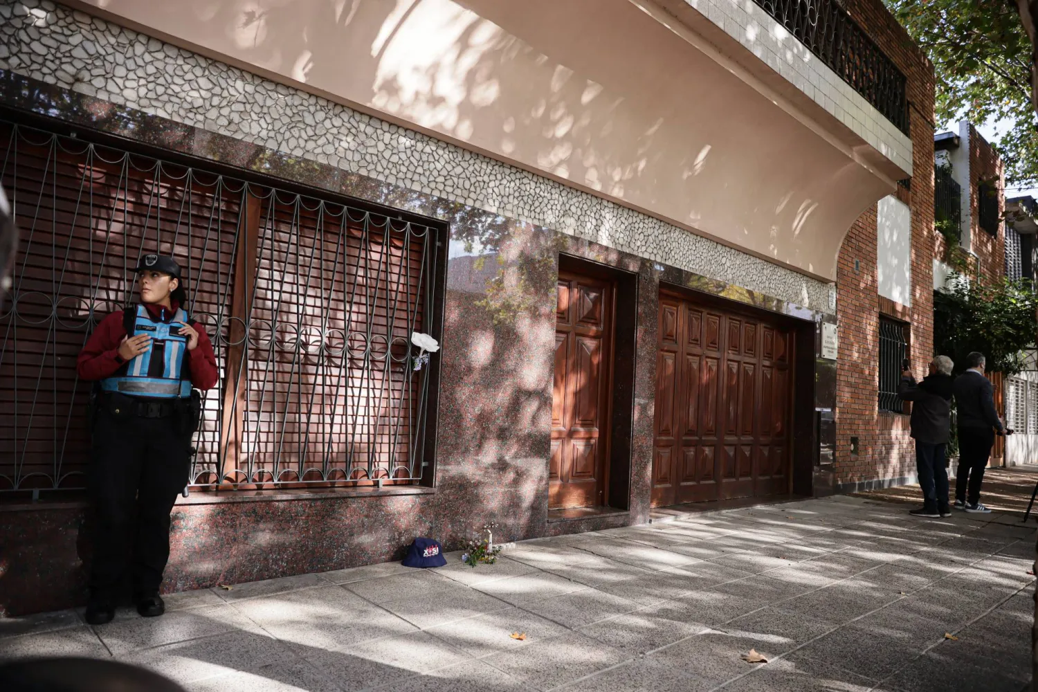 الزهور خارج المنزل الذي وُلد فيه البابا فرنسيس في حيّ فلوريس ببوينس آيرس (أ.ف.ب)