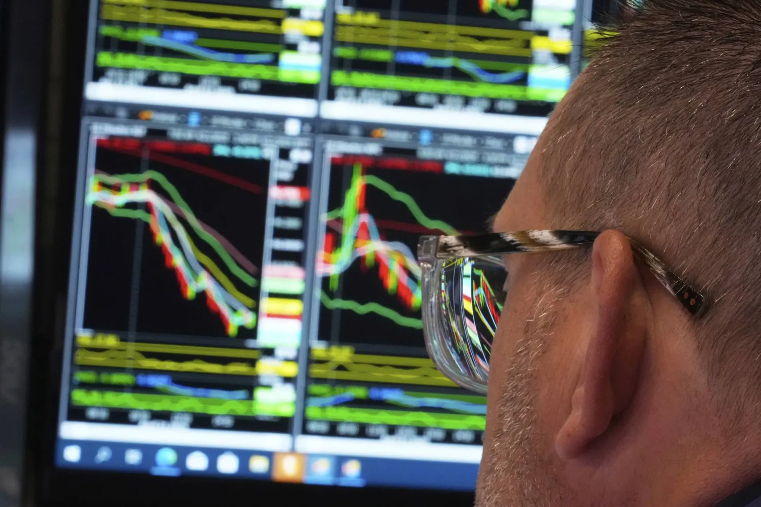 متداول يراقب شاشة الأسهم في بورصة نيويورك (أ.ب)