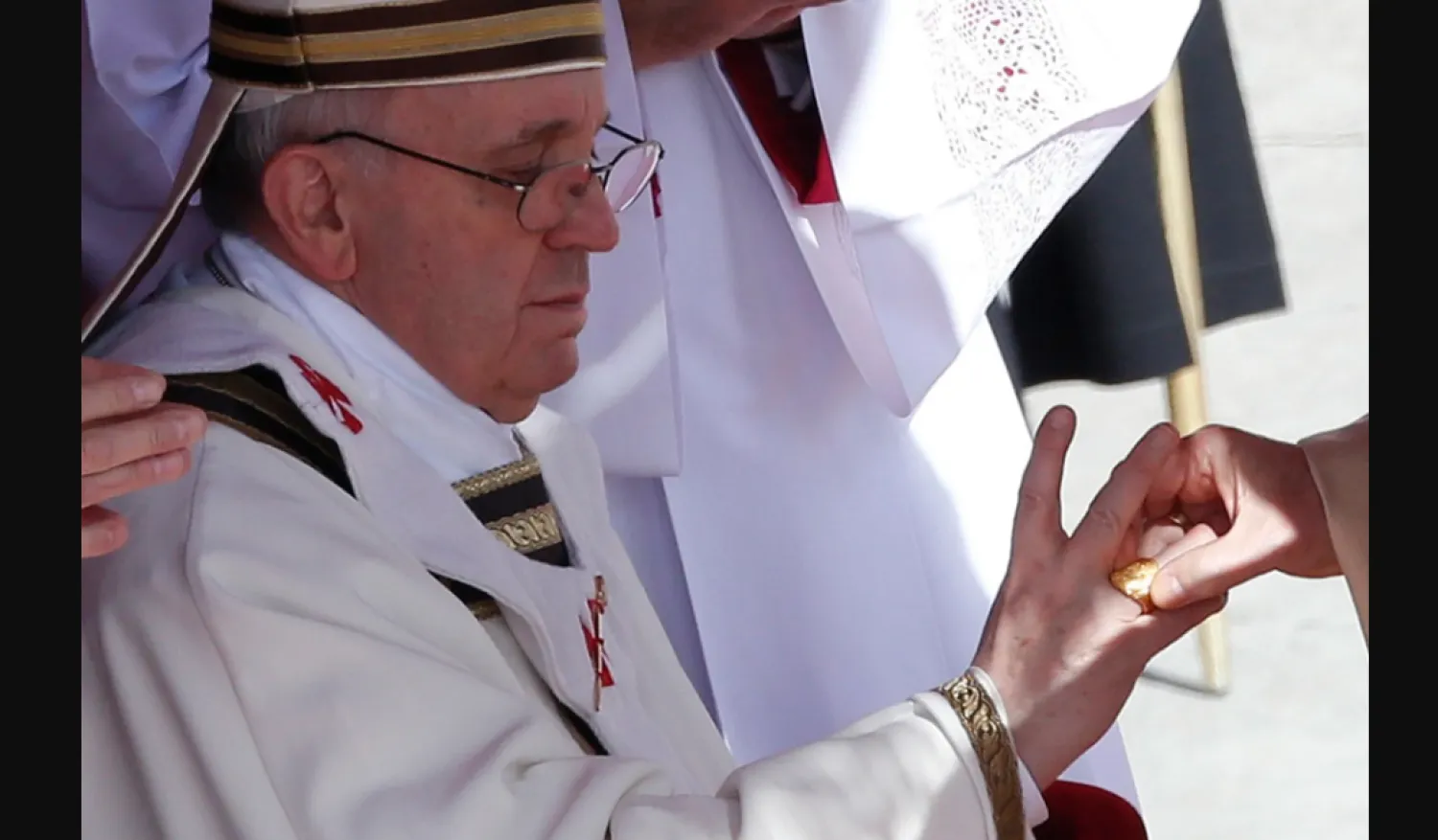 خاتم الصياد عند وضعه في إصبع البابا فرنسيس بالفاتيكان عام 2013 (رويترز)