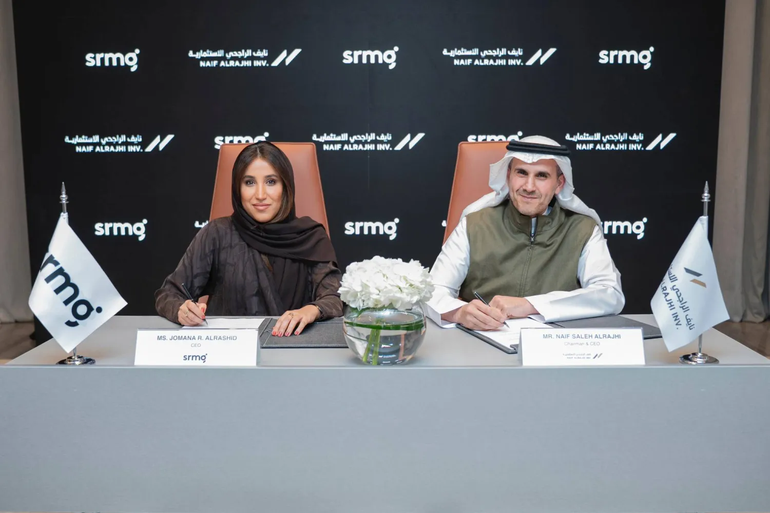 جمانا الراشد الرئيس التنفيذي لـ SRMG ونايف الراجحي رئيس مجلس الإدارة والرئيس التنفيذي في شركة نايف الراجحي في أثناء توقيع الاتقافية (الشرق الأوسط)