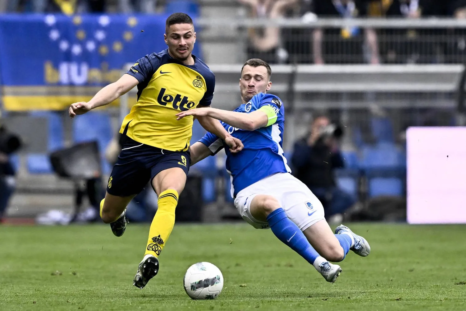 مباراة يونيون وجينك شهدت واقعة مثيرة للجدل (أ.ف.ب)