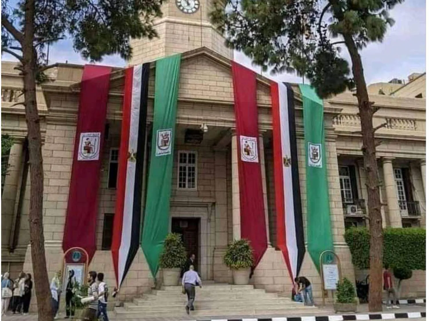 أوقفت نقابة الأطباء الطبيب العامل بمستشفى قصر العيني (جامعة القاهرة) 