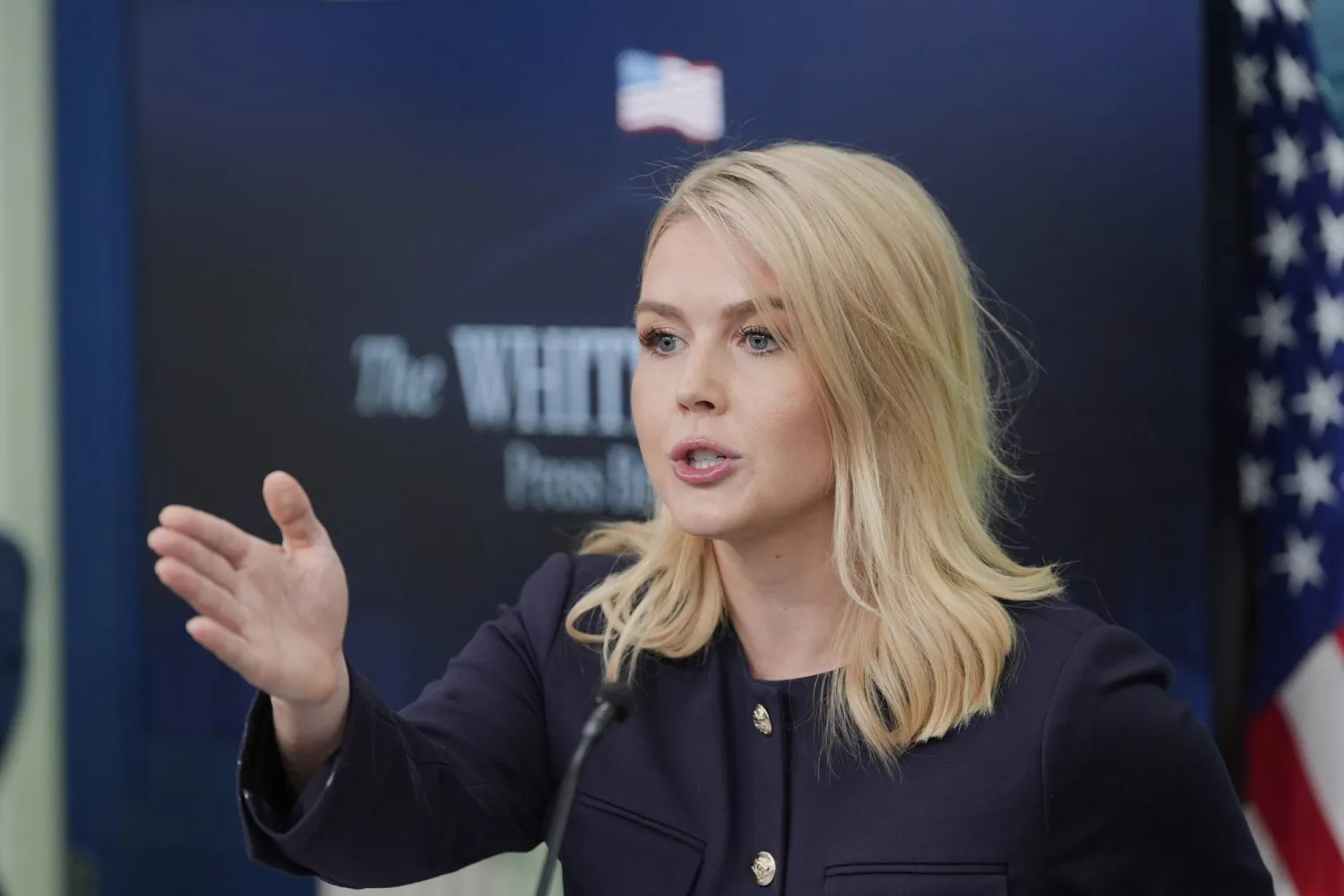 السكرتيرة الصحافية للبيت الأبيض كارولاين ليفيت خلال مؤتمر صحافي في البيت الأبيض (أ.ب)