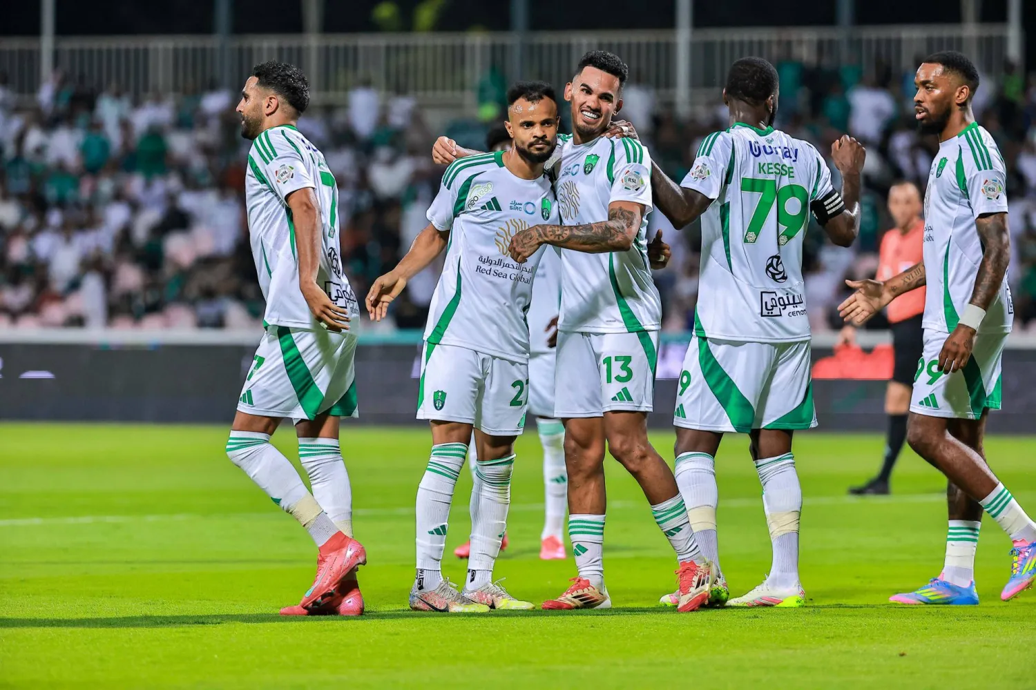 الأهلي يواصل تعزيز تقدمه نحو فرق المقدمة (تصوير: محمد المانع)