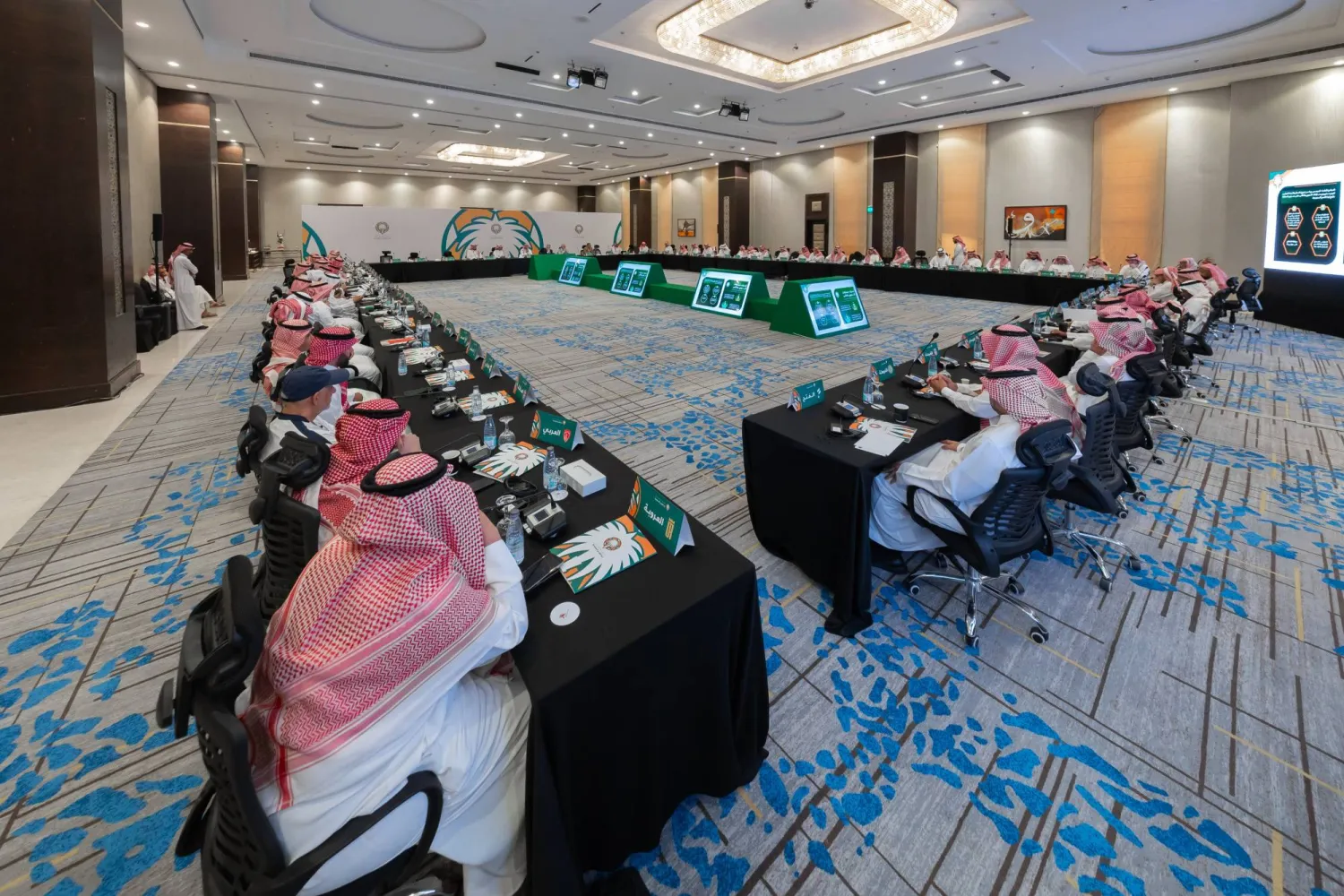 صادق أعضاء الجمعية العمومية لمشروع توثيق تاريخ كرة القدم السعودية على التقرير الختامي للمشروع (الاتحاد السعودي)