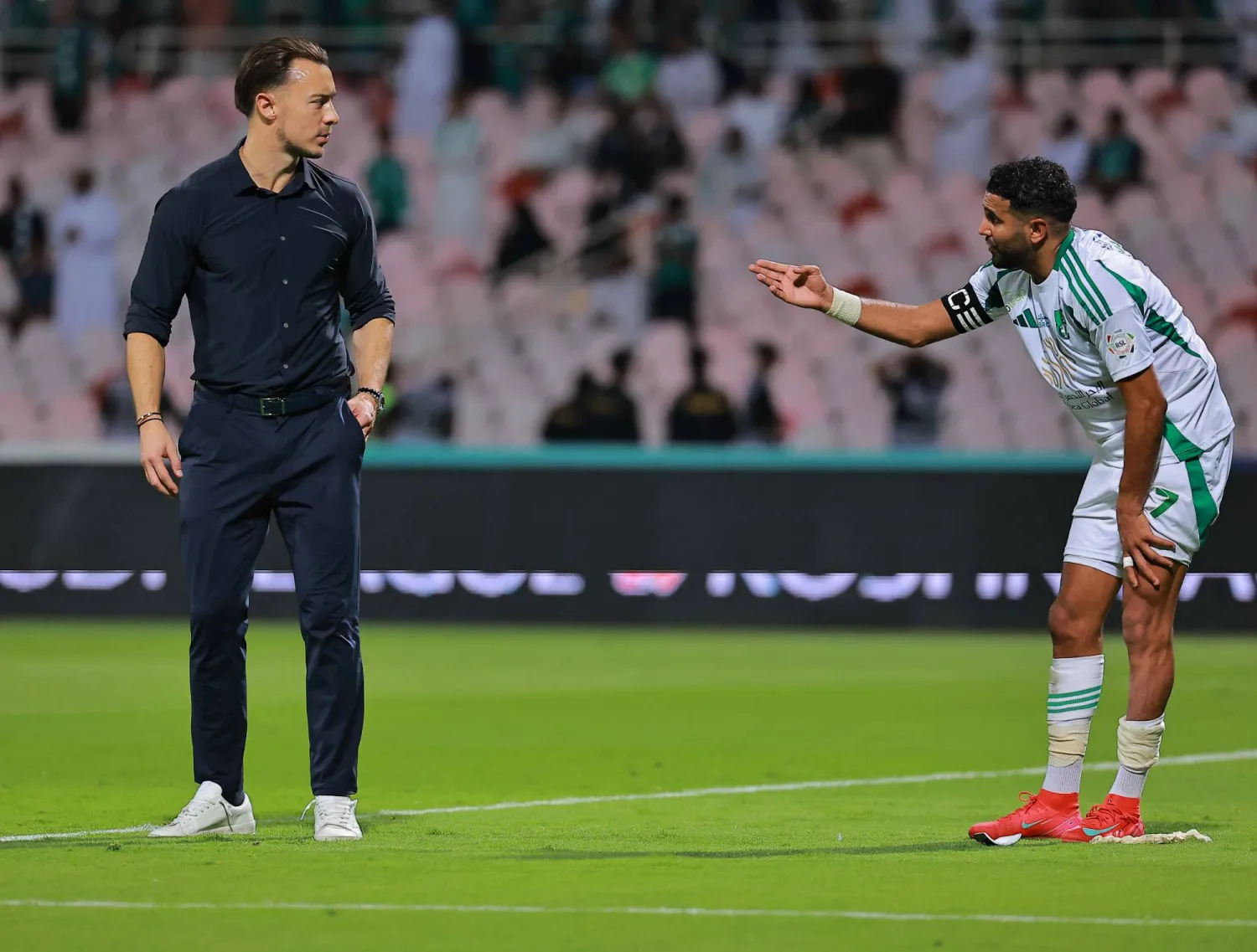 يايسله مدرب الأهلي في حديث مع رياض محرز (تصوير: محمد المانع) 