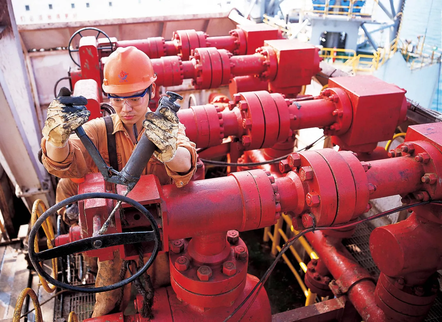 عامل يقوم بصيانة المرافق على منصة حفر نفطية تابعة لشركة الصين الوطنية للنفط البحري (رويترز)