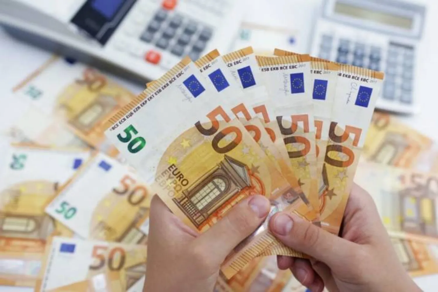 أوراق نقدية من اليورو (رويترز)