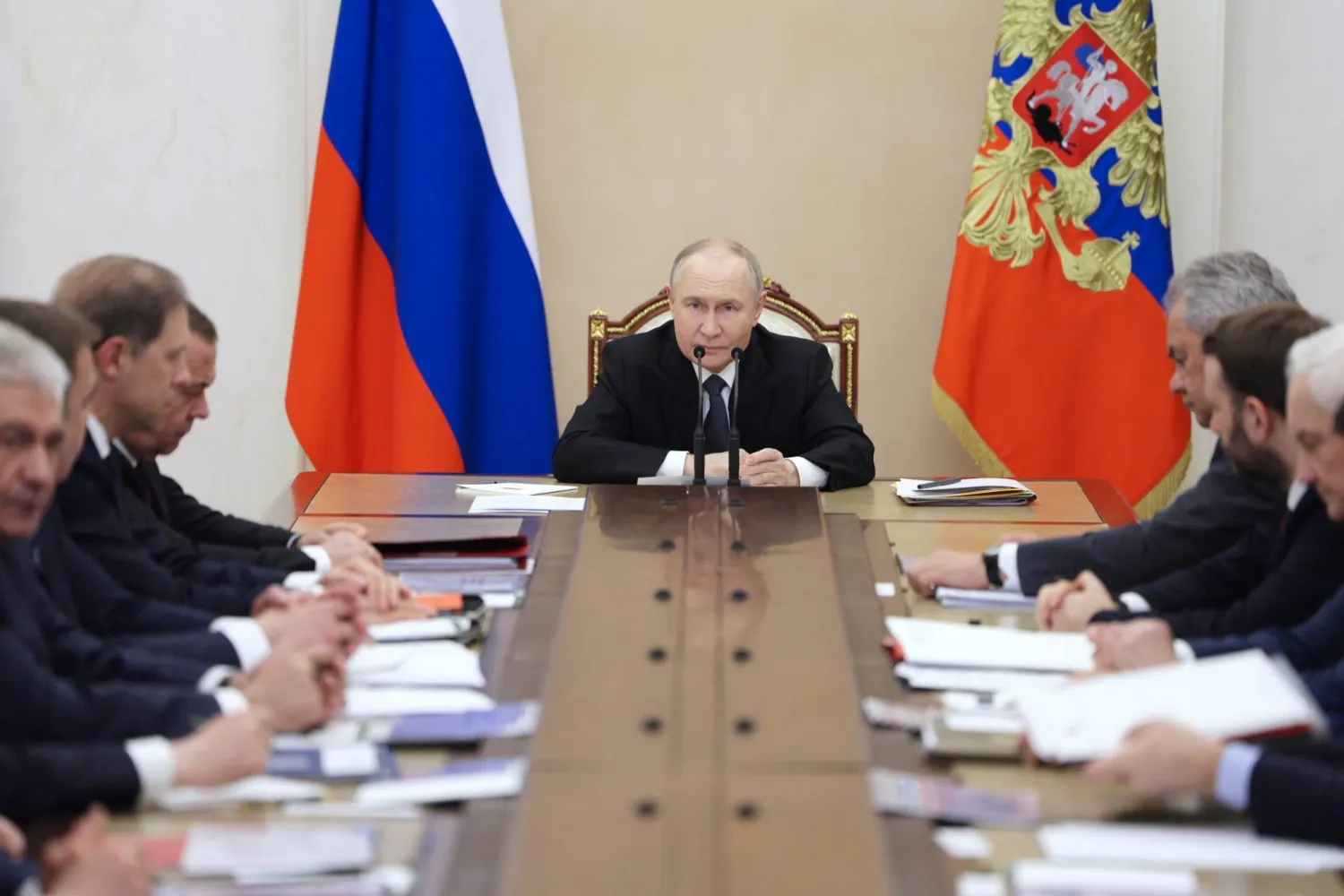 الرئيس الروسي فلاديمير بوتين يرأس اجتماعاً للجنة العسكرية الصناعية في الكرملين (إ.ب.أ)