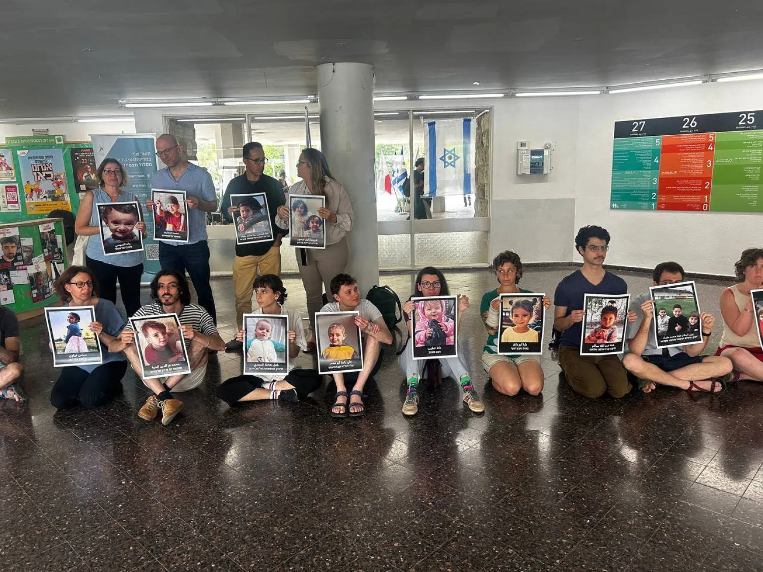 يهود عرب يرفعون صور أطفال من غزة قتلوا بنيران الجيش الإسرائيلي (إكس)