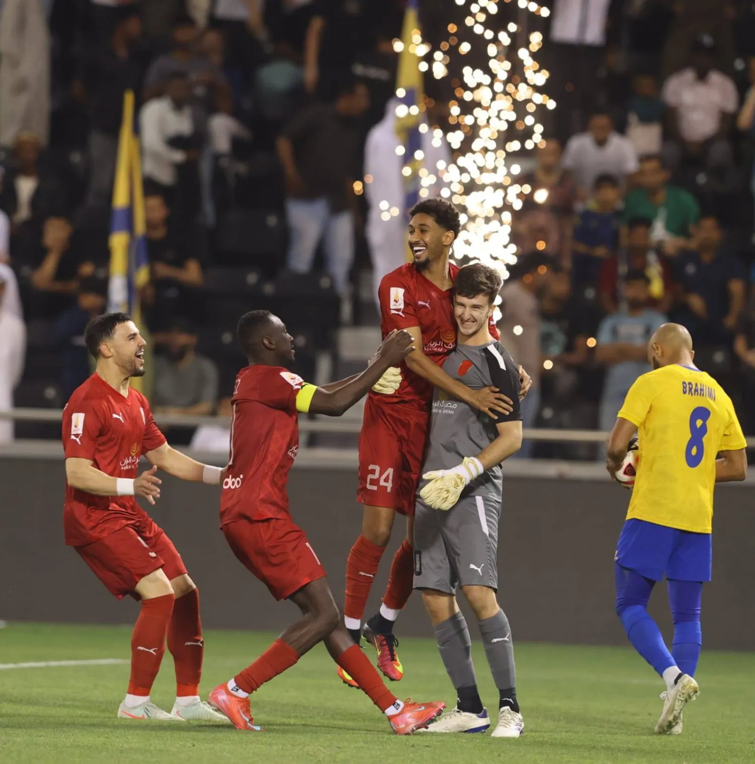 فرحة لاعبي الدحيل مع حارسهم عقب الفوز في المواجهة (نادي الدحيل)