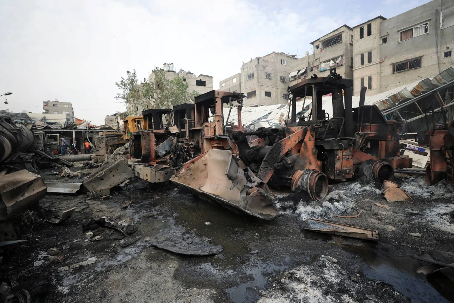 منظر للآلات المُدمَّرة في موقع غارة إسرائيلية في مخيم جباليا للاجئين في شمال قطاع غزة (رويترز)