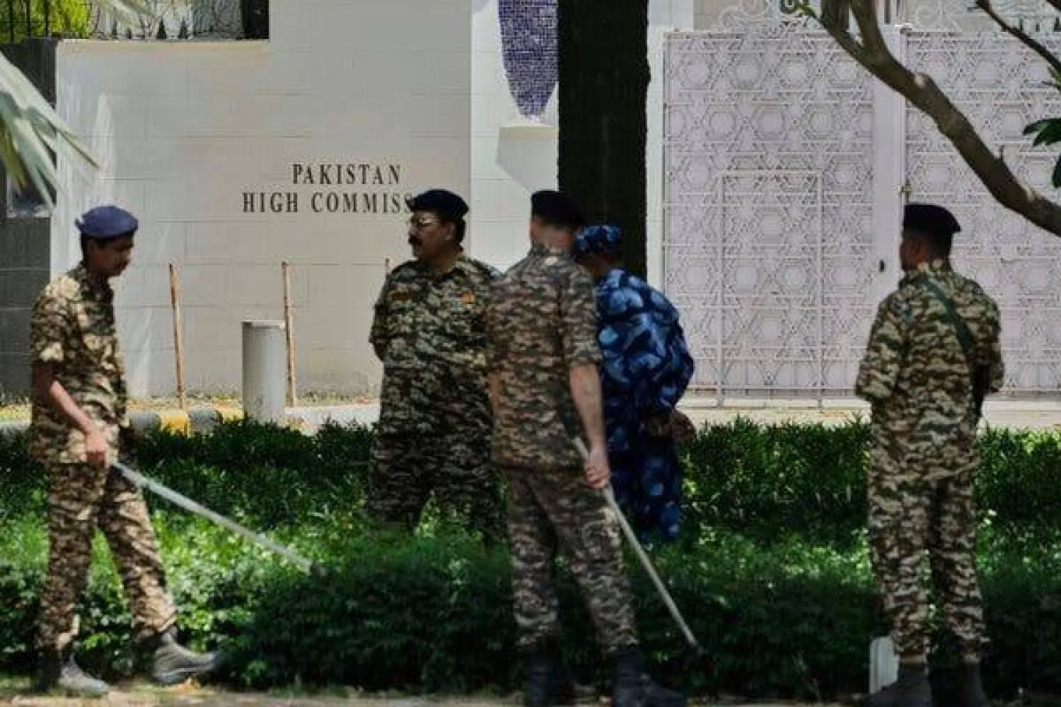 أفراد الأمن خارج المفوضية العليا الباكستانية في نيودلهي بعد يوم من إطلاق مسلحين النار على سياح في الجزء الخاضع لسيطرة الهند من كشمير (أ.ب)