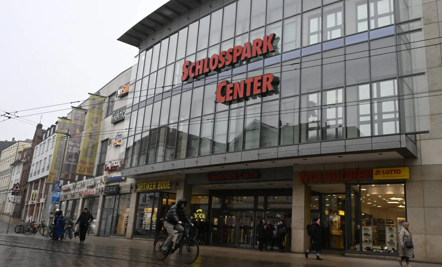 منظر للمدخل الرئيسي لمركز تسوق «شلوس بارك سنتر» حيث وقع هجوم قاتل بسكين على أفغاني يبلغ من العمر 17 عاماً في 4 فبراير 2025 (د.ب.أ)