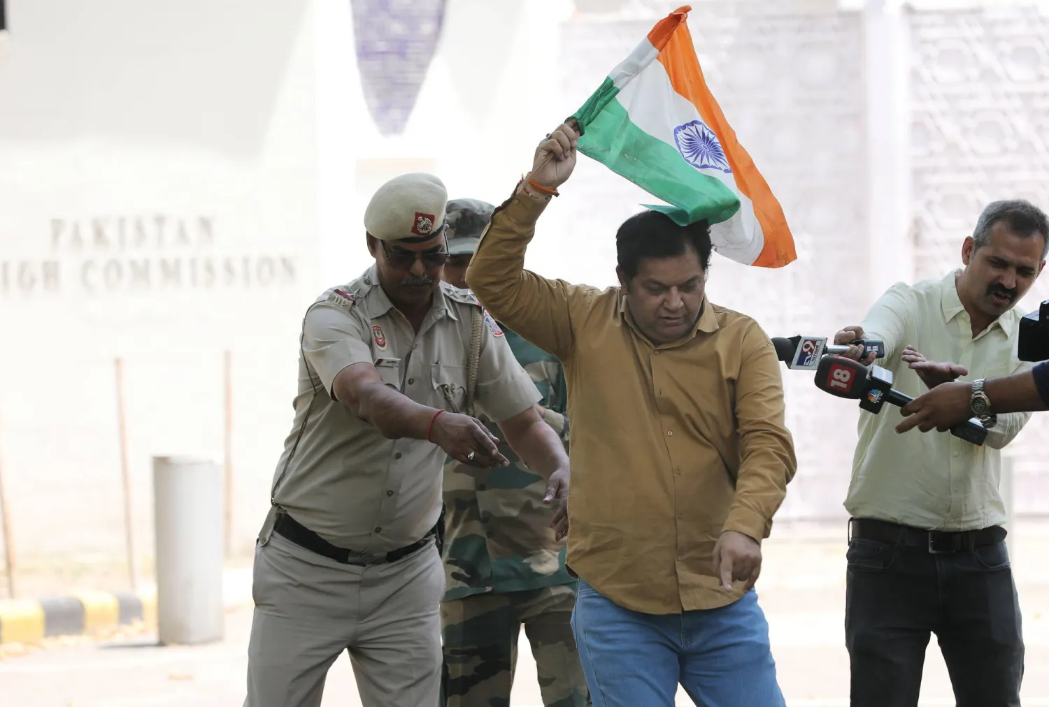 اندلعت الاحتجاجات بالقرب من المفوضية العليا الباكستانية وسط تصاعد التوترات بين دلهي وإسلام آباد (إ.ب.أ)