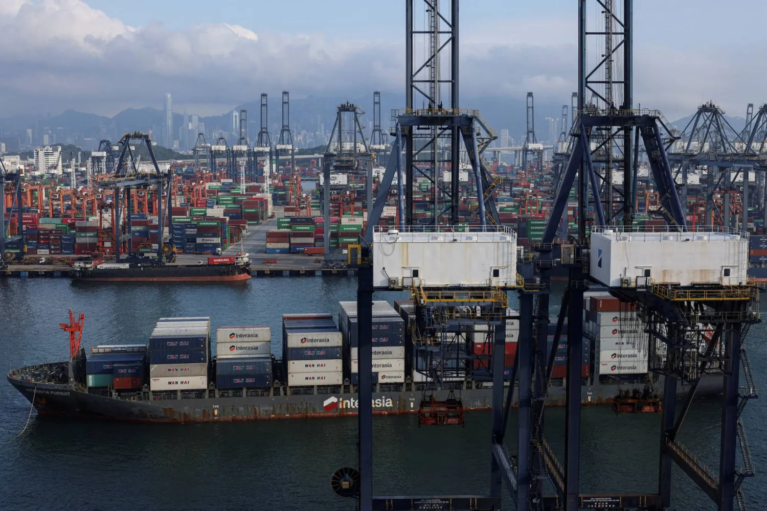 آلاف من الحاويات ورافعات عملاقة في ميناء هونغ كونغ (رويترز)