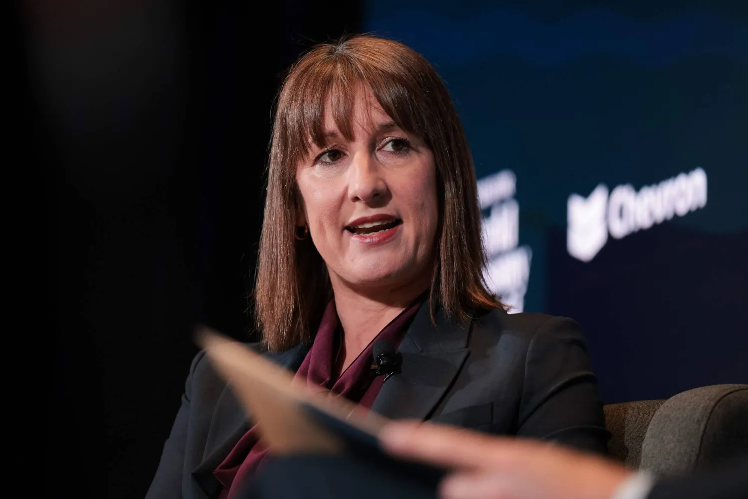 راشيل ريفز تتحدث خلال قمة «سيمافور للاقتصاد العالمي 2025» في واشنطن (أ.ف.ب)