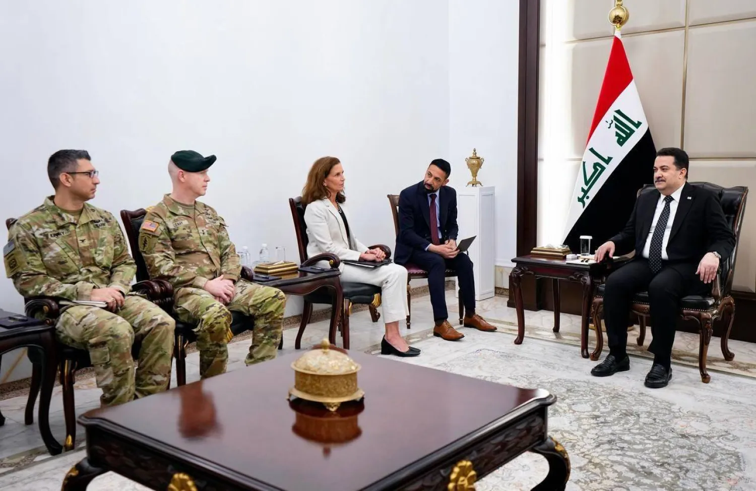 رئيس الحكومة العراقية محمد شياع السوداني مستقبلاً قائد «التحالف الدولي» الجنرال كيفن ليهي (إعلام حكومي)