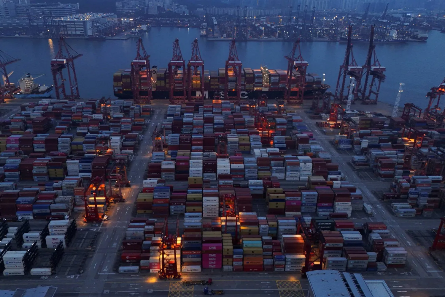 آلاف الحاويات المعدة للتصدير في ميناء هونغ كونغ (رويترز)