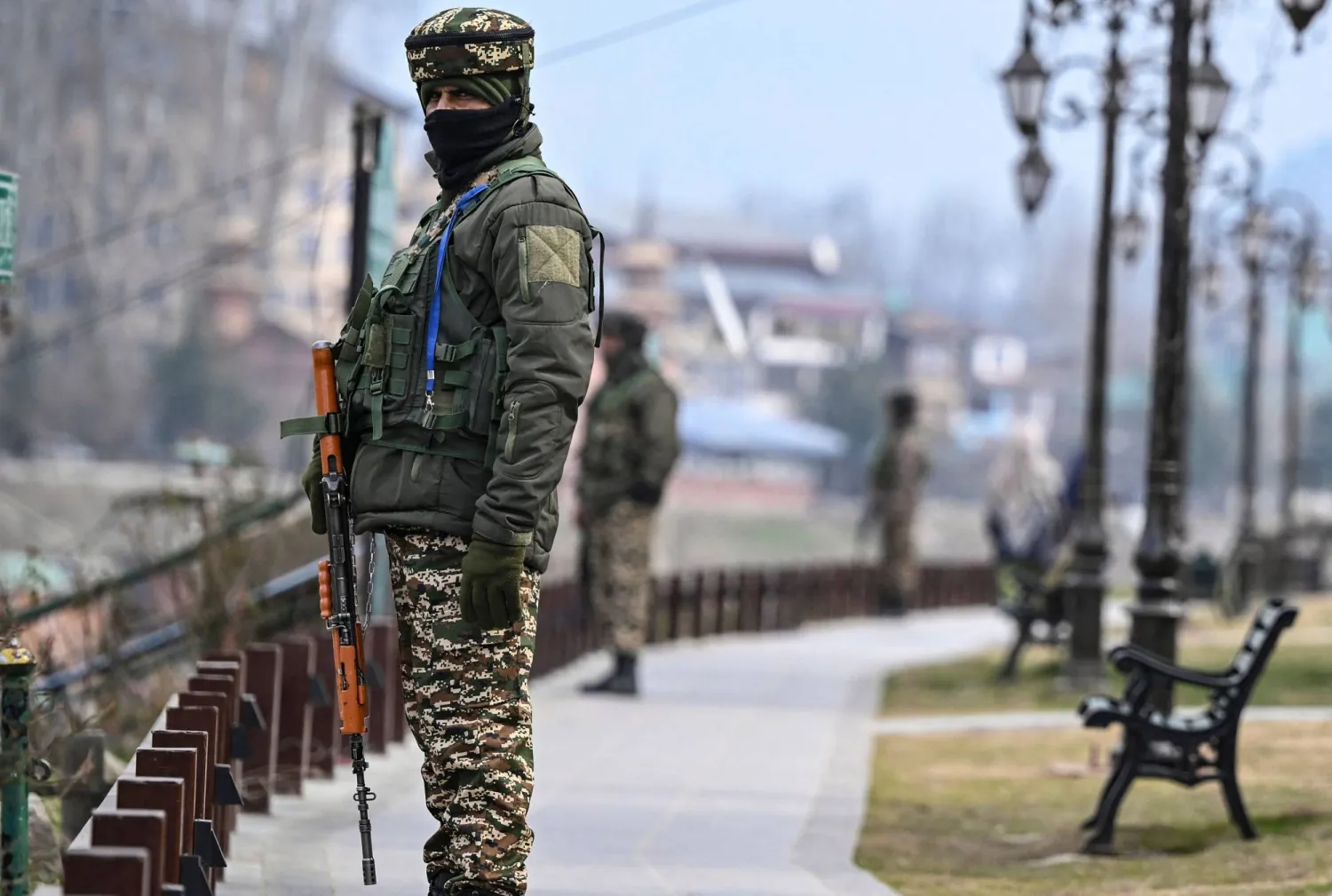 جندي هندي يقف على طول نهر جيلوم في سريناجار (أ.ف.ب)