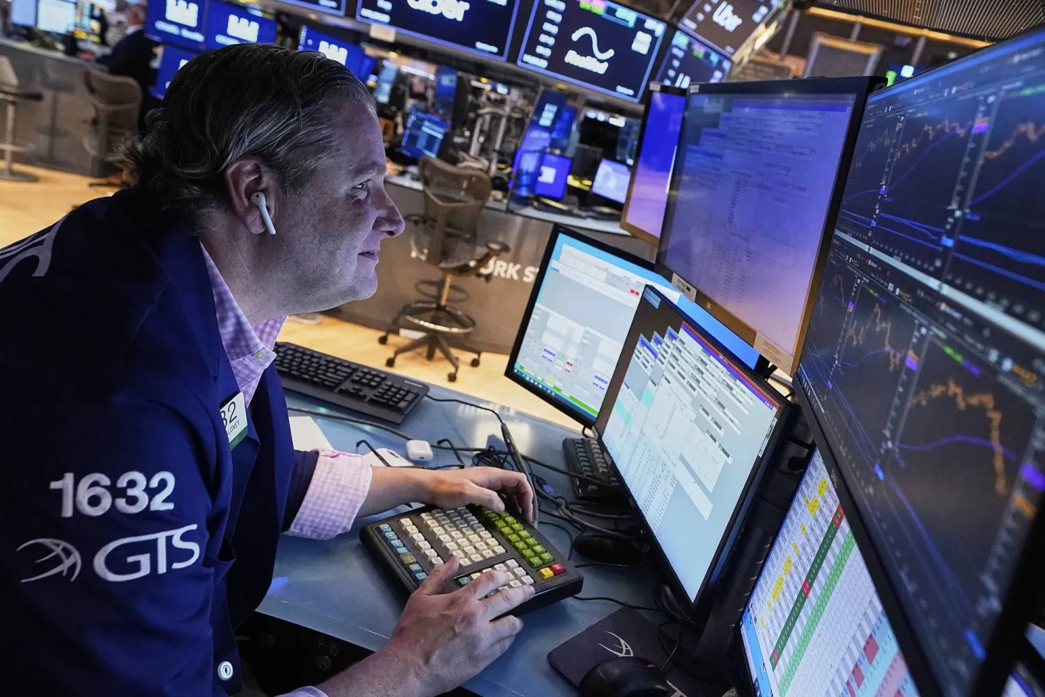 متداولون يعملون في بورصة نيويورك (أ.ب)