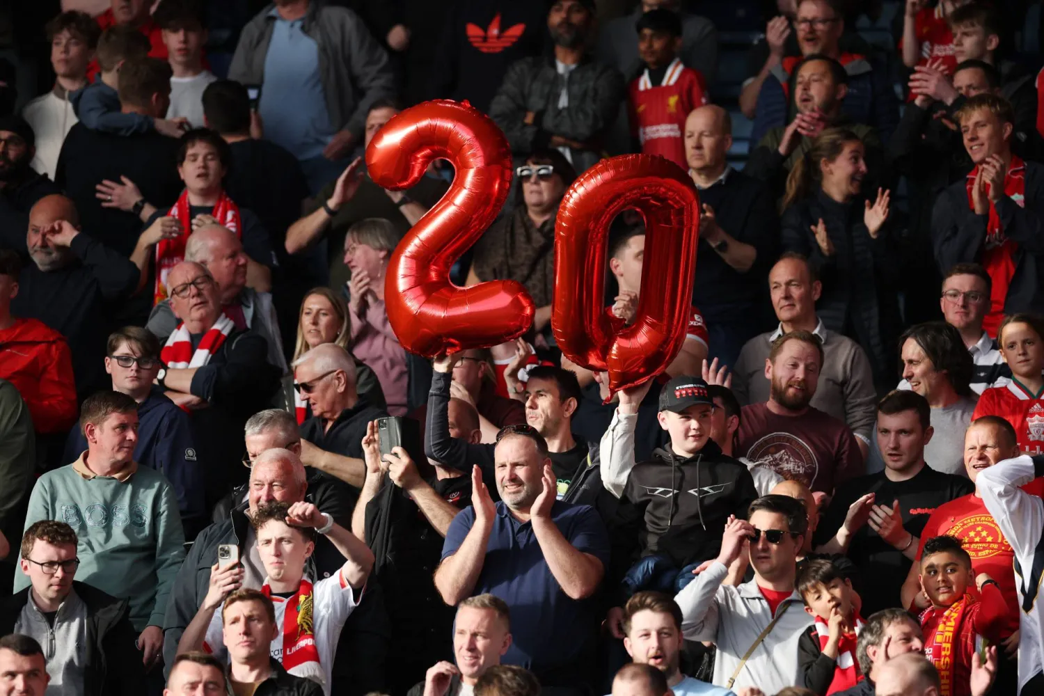 جماهير ليفربول تتشوق إلى لقب الدوري الإنجليزي الـ20 (رويترز)