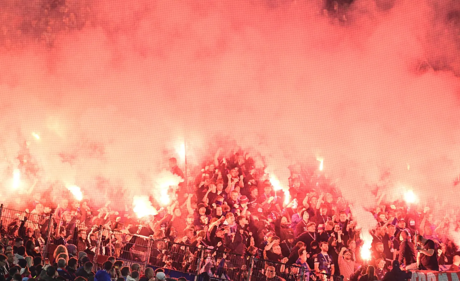 الجماهير تشعل الأدخنة المضيئة خلال مباراة شتوتغارت وهايدنهايم (د.ب.أ)