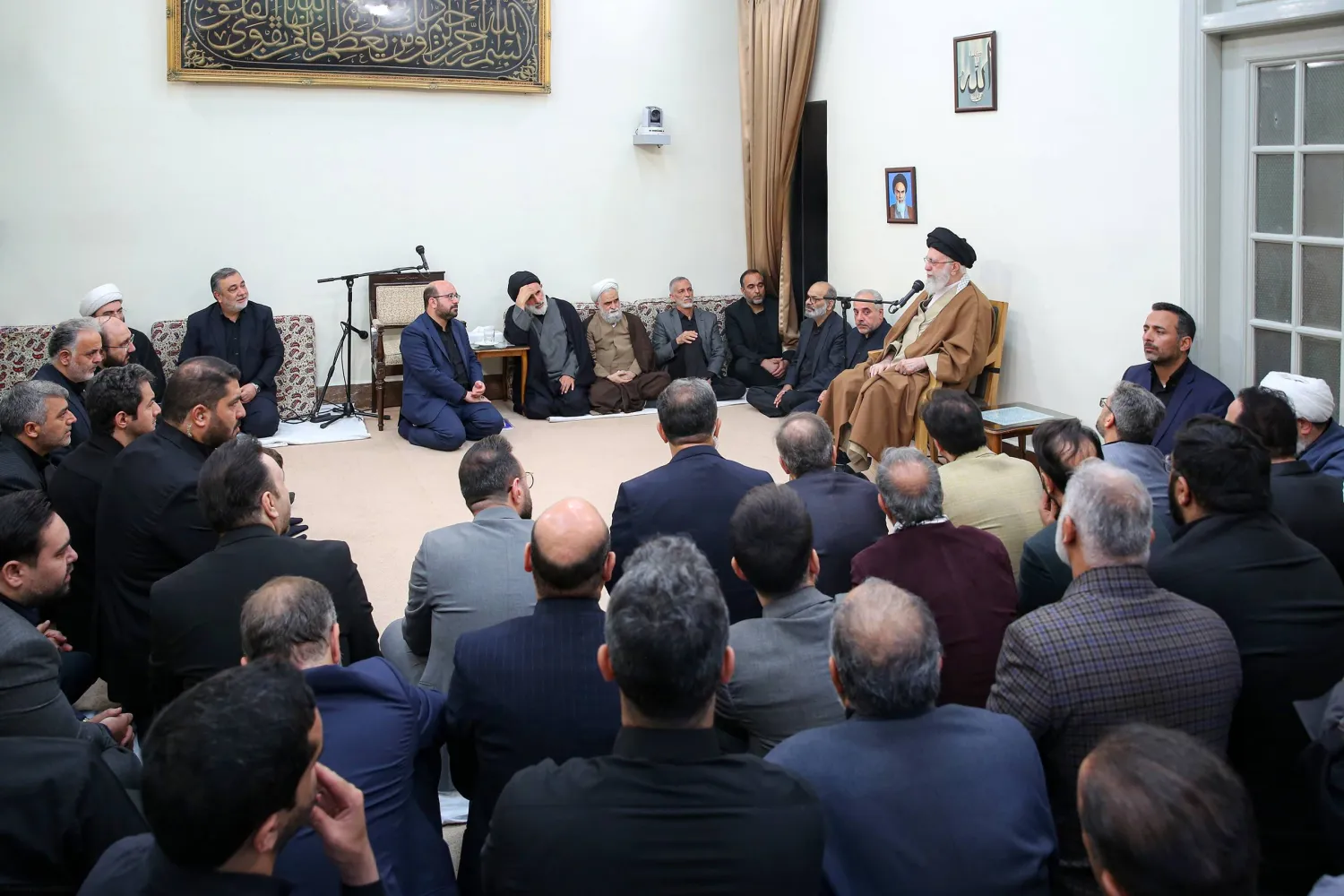 المرشد الإيراني علي خامنئي خلال مجلس عزاء في طهران (موقع المرشد)