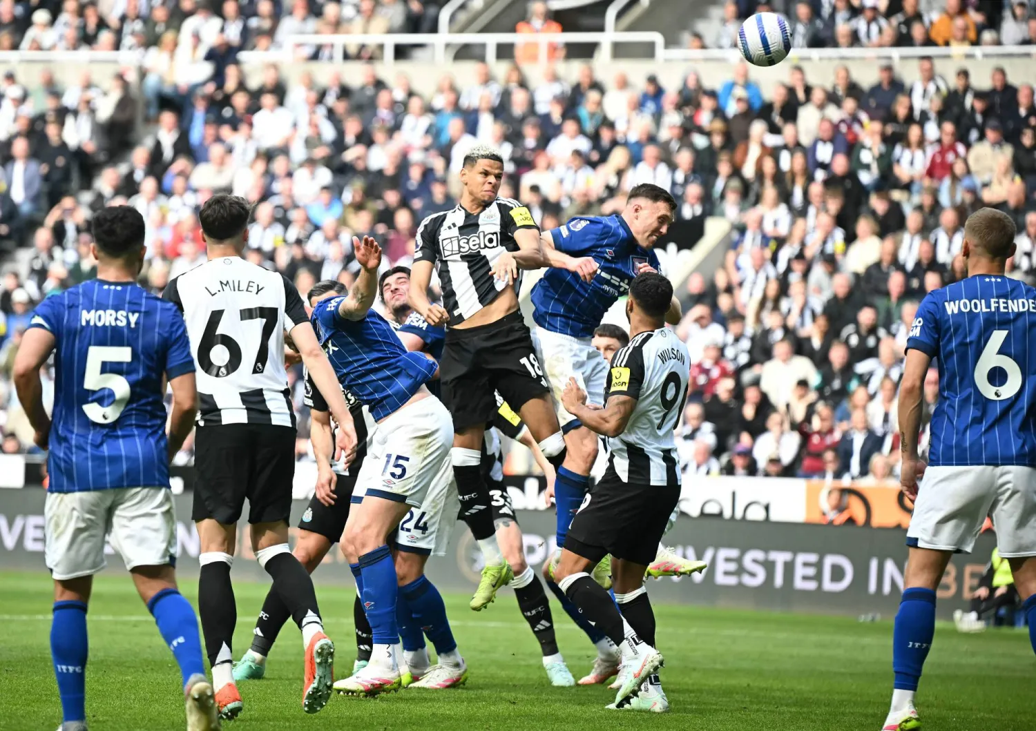 رأسية ويليام أوسولا تهز شباك إبسويتش للمرة الثالثة (أ.ف.ب)