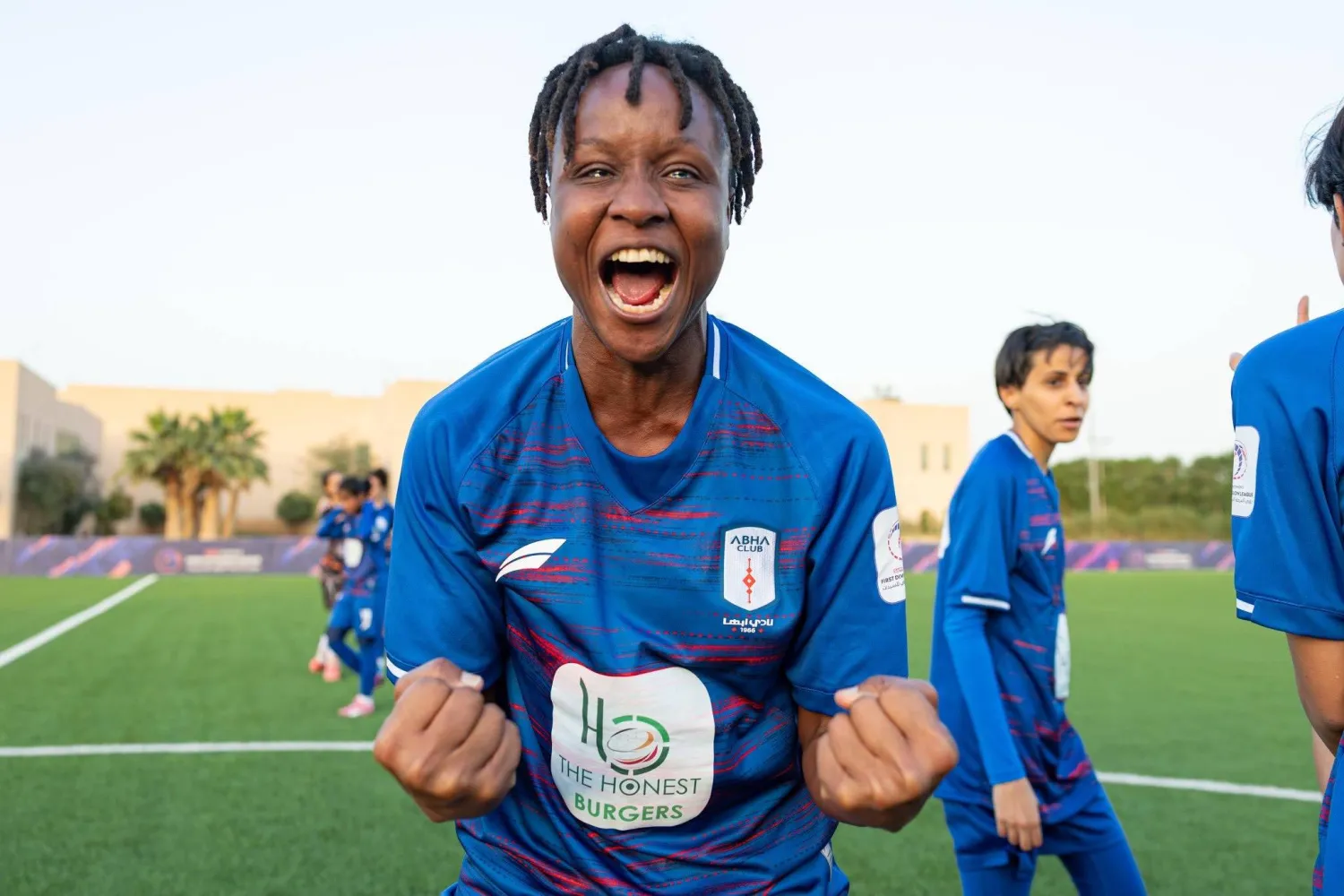 إحدى لاعبات أبها تحتفل بالصعود للممتاز (الشرق الأوسط)