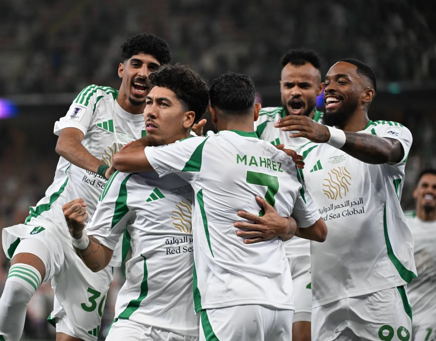 فرحة أهلاوية بالهدف الثالث (تصوير: علي خمج)