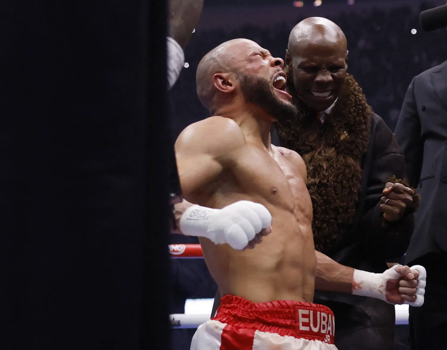 يوبانك جونيور محتفلا بفوزه في النزال (رويترز)