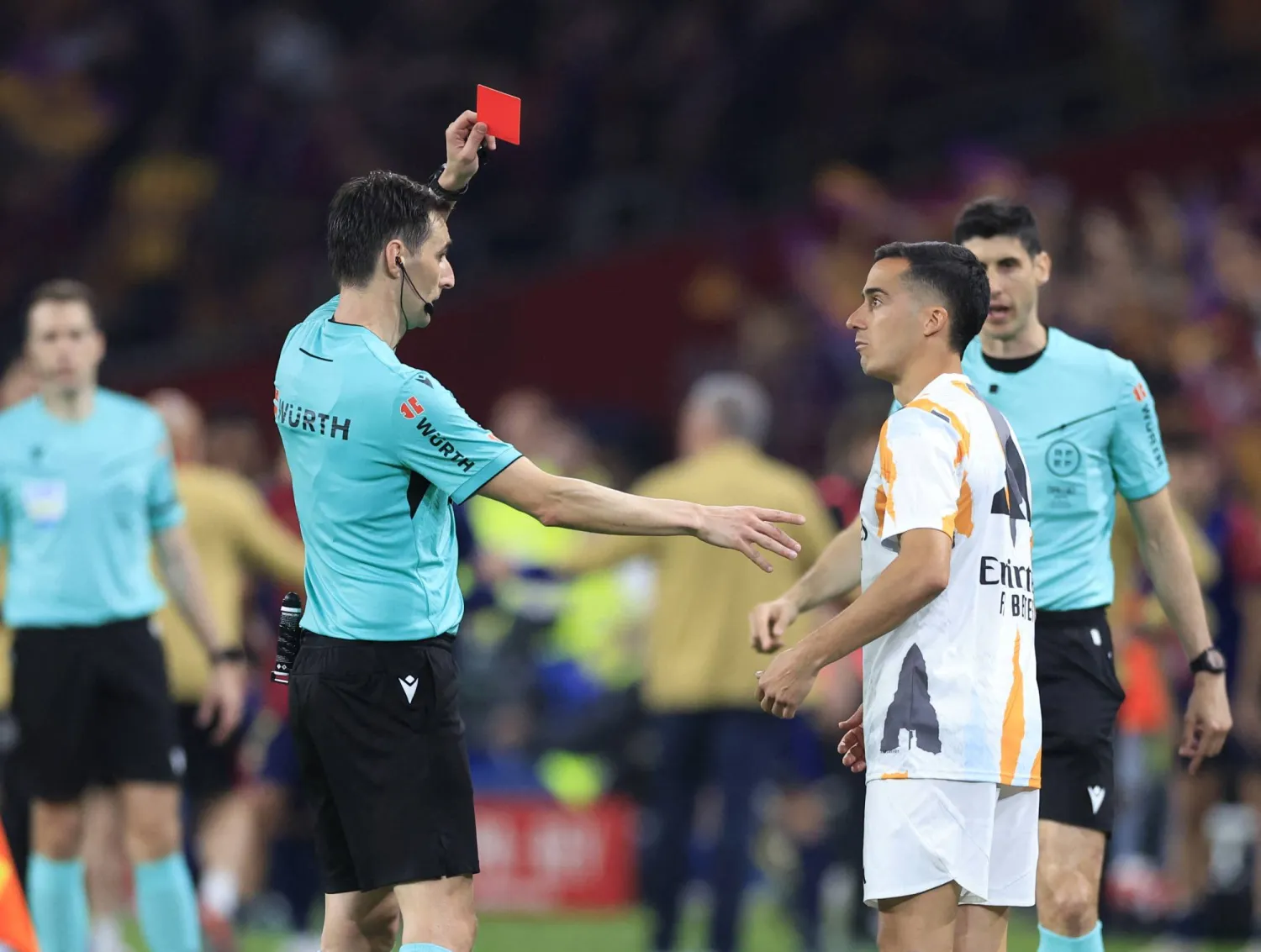 الدقائق الأخيرة من المباراة شهدت حالات طرد جماعية أثارت الجدل (رويترز)