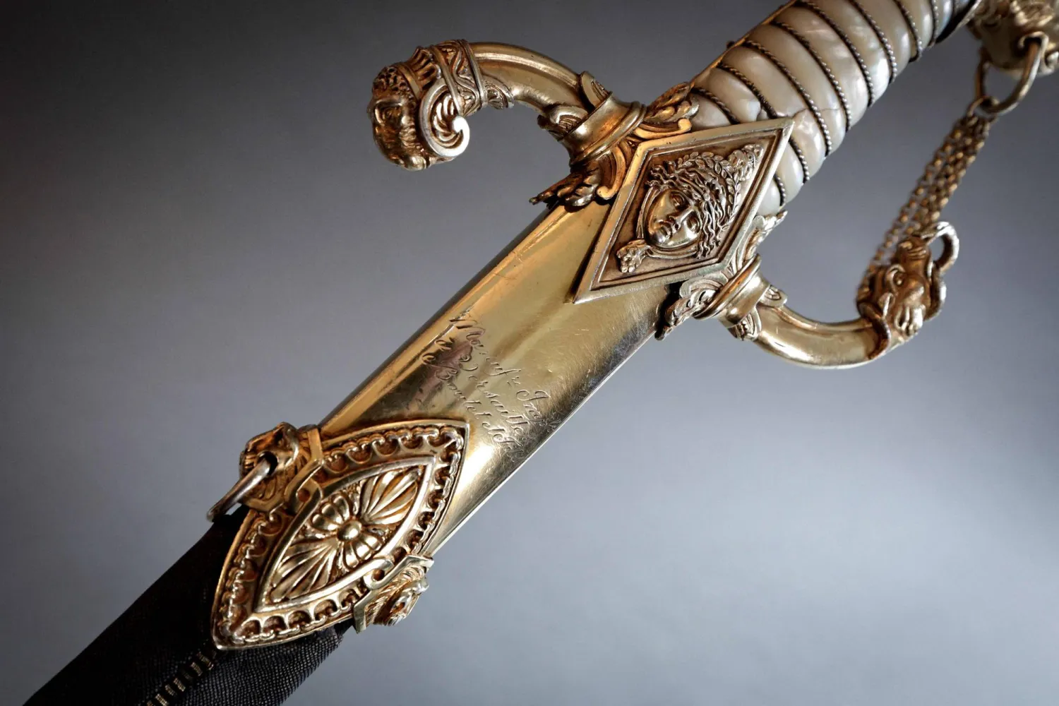 سيف كان ملكاً للإمبراطور الفرنسي نابليون يعرض في باريس (أ.ف.ب)