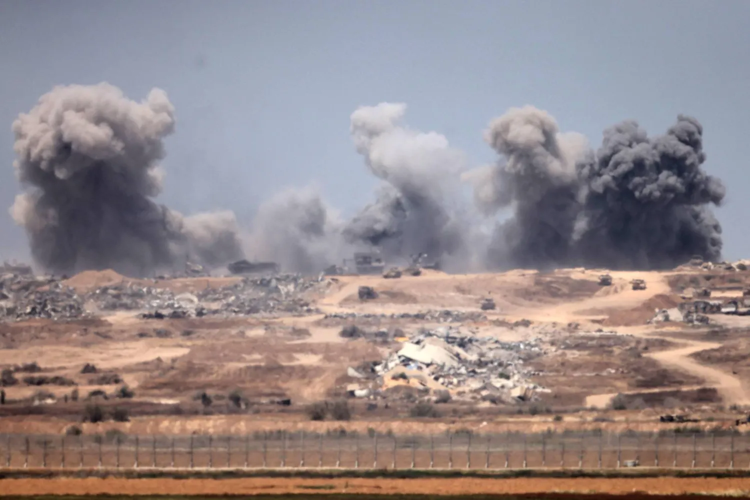 أعمدة الدخان تتصاعد في أعقاب انفجارات داخل غزة اليوم (أ.ف.ب)