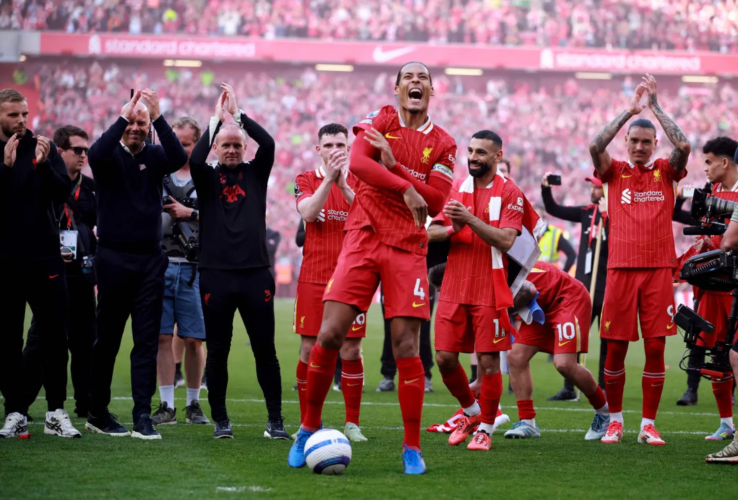 انتصار ليفربول يمثل لحظة فارقة لكرة القدم الإنجليزية بأسرها (رويترز) 