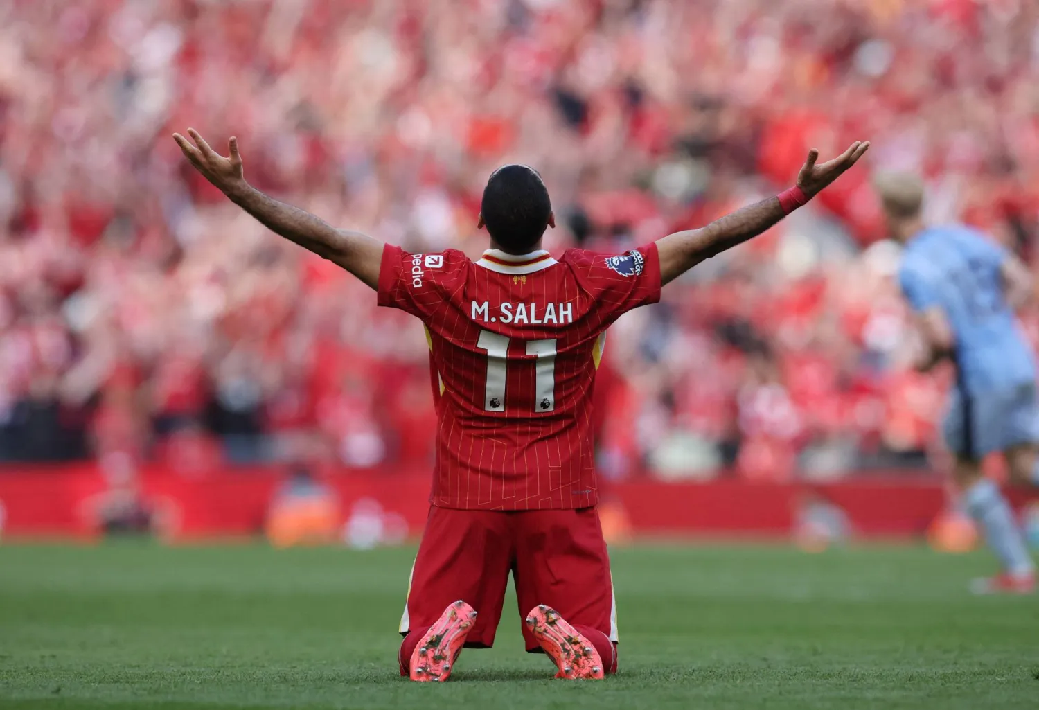 صلاح يحيي جماهير ليفربول بعد التتويج (رويترز)