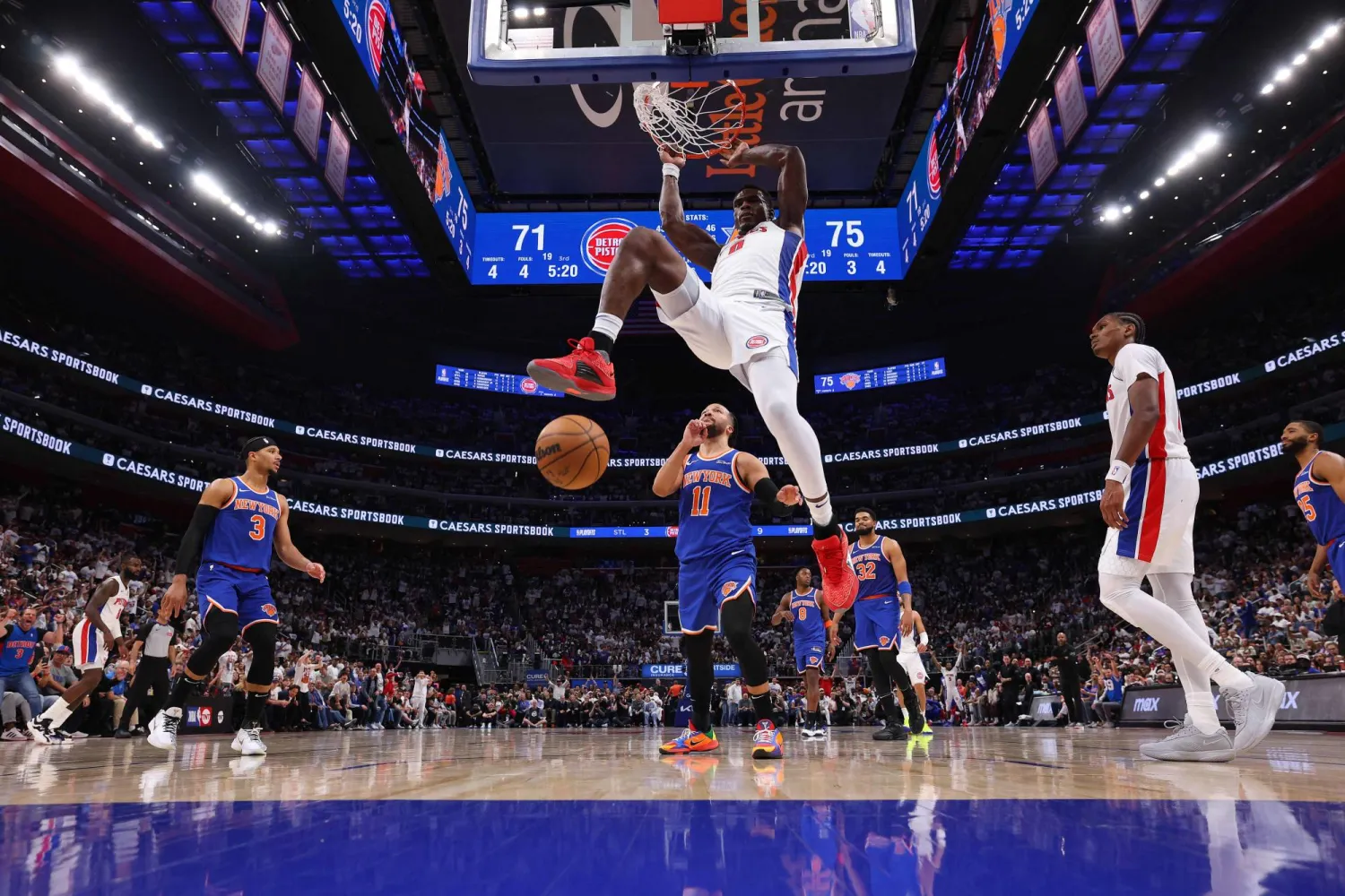 جايلن برونسون سجل 32 نقطة (أ.ف.ب)