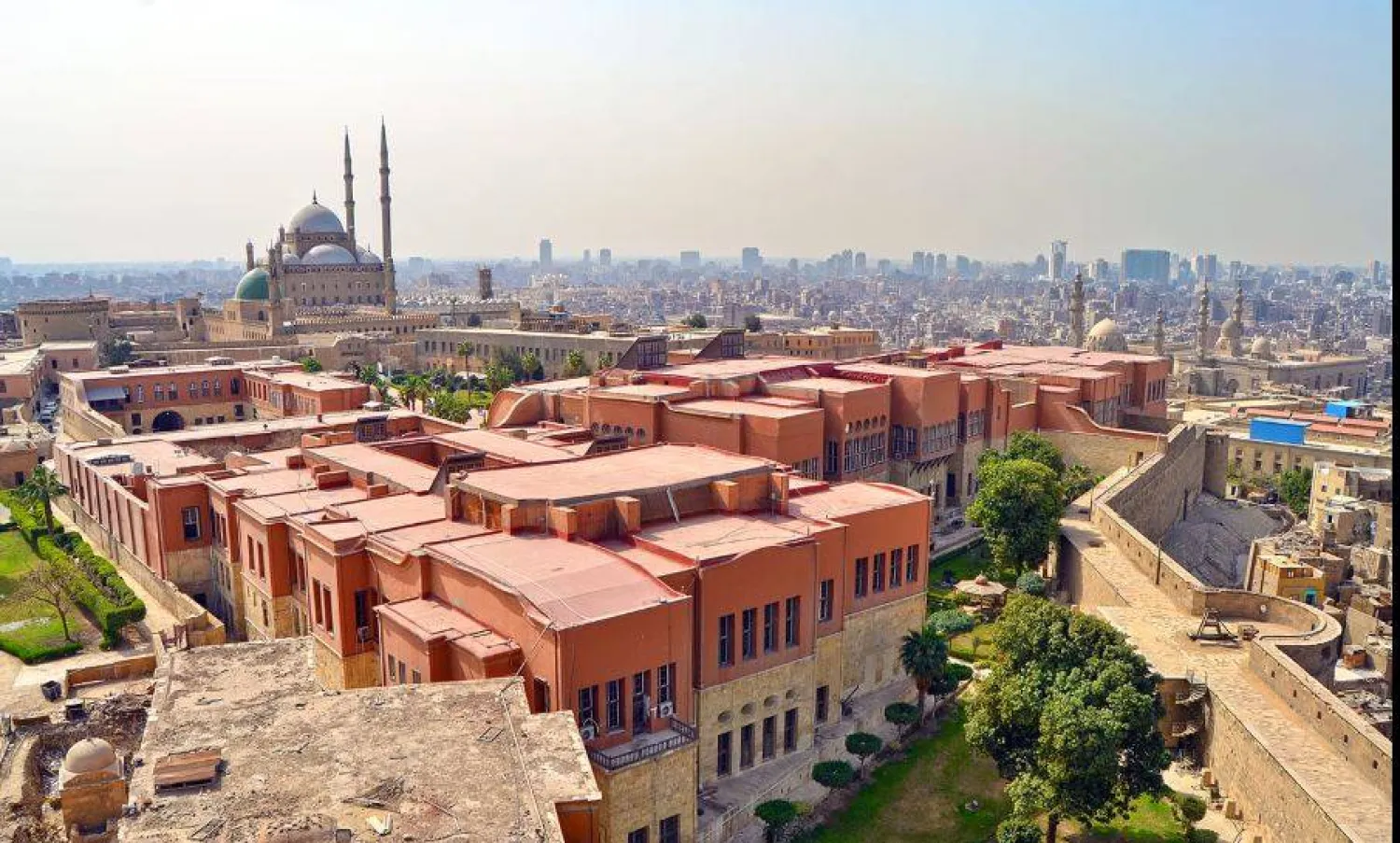 القلعة تقف على حدود القاهرة التاريخية (وزارة السياحة والآثار المصرية)