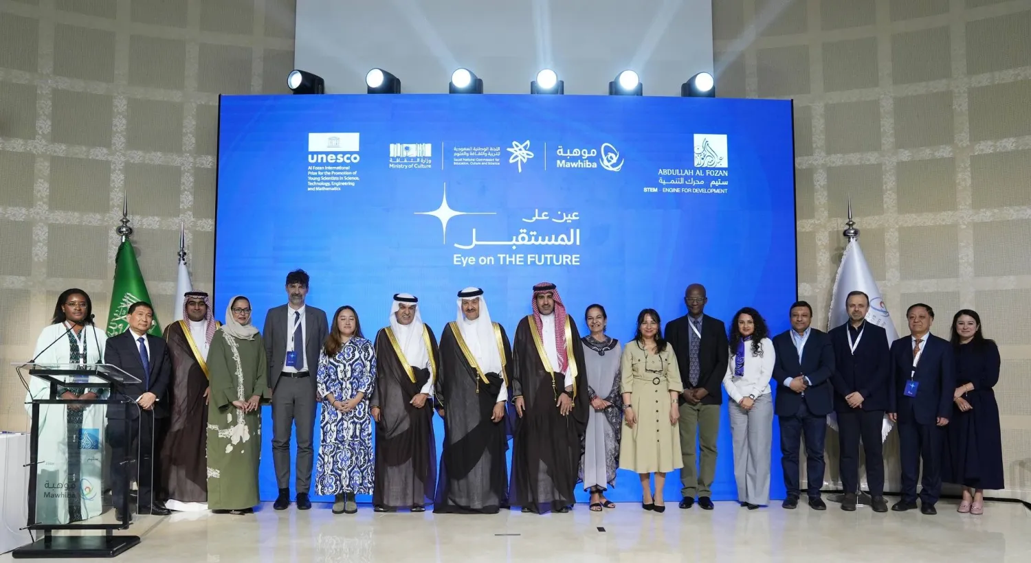 الأمير سلطان بن سلمان بن عبد العزيز وعبد الله الفوزان مع المشاركين في الملتقى (الشرق الأوسط)