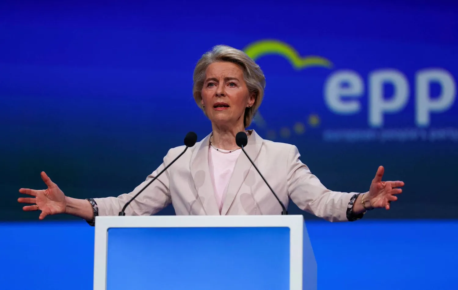 رئيسة المفوضية الأوروبية أورسولا فون دير لاين تتحدث خلال مؤتمر حزب الشعب الأوروبي في فالنسيا بإسبانيا، 29 أبريل 2025 (رويترز)