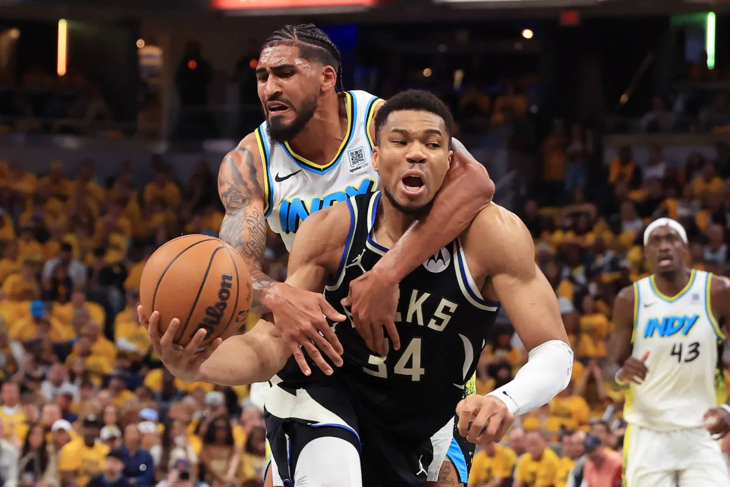 أوبي توبين لاعب إنديانا بيسرز ضد يانيس أنتيتوكونمبو لاعب ميلووكي باكس (أ.ف.ب) 