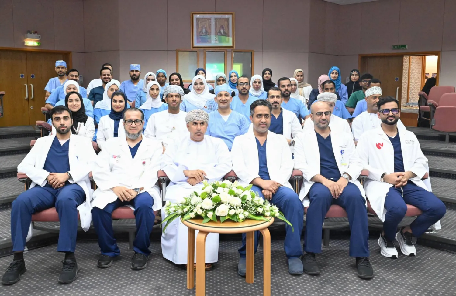 الدكتور هلال بن علي السبتي وزير الصحة العمُاني يتوسط الفريق الطبيّ العُمانيّ الذي أجرى أول عملية زراعة قلب من شخص متوفّى دماغيّاً (العمانية)