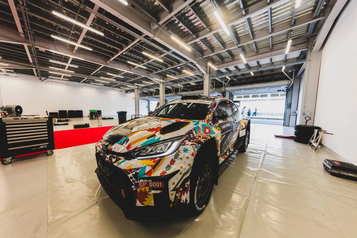 إحدى السيارات المشاركة في الرالي خلال مرحلة الفحص الفني (الشرق الأوسط)