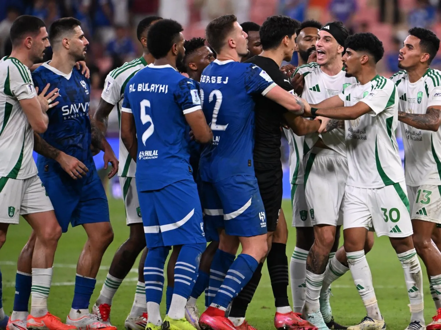 لاعبو الهلال في مشادات مع لاعبي الأهلي خلال الكلاسيكو السعودي الآسيوي (تصوير: علي خمج)