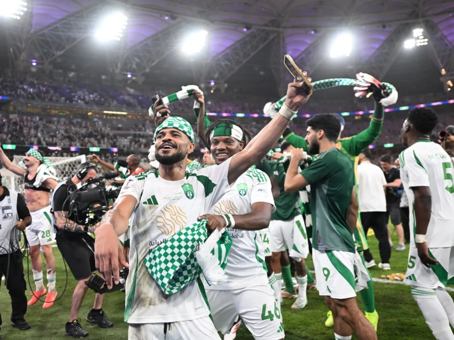لاعبو الأهلي وفرحة عارمة بعد بلوغ نهائي النخبة الآسيوية (تصوير: علي خمج)