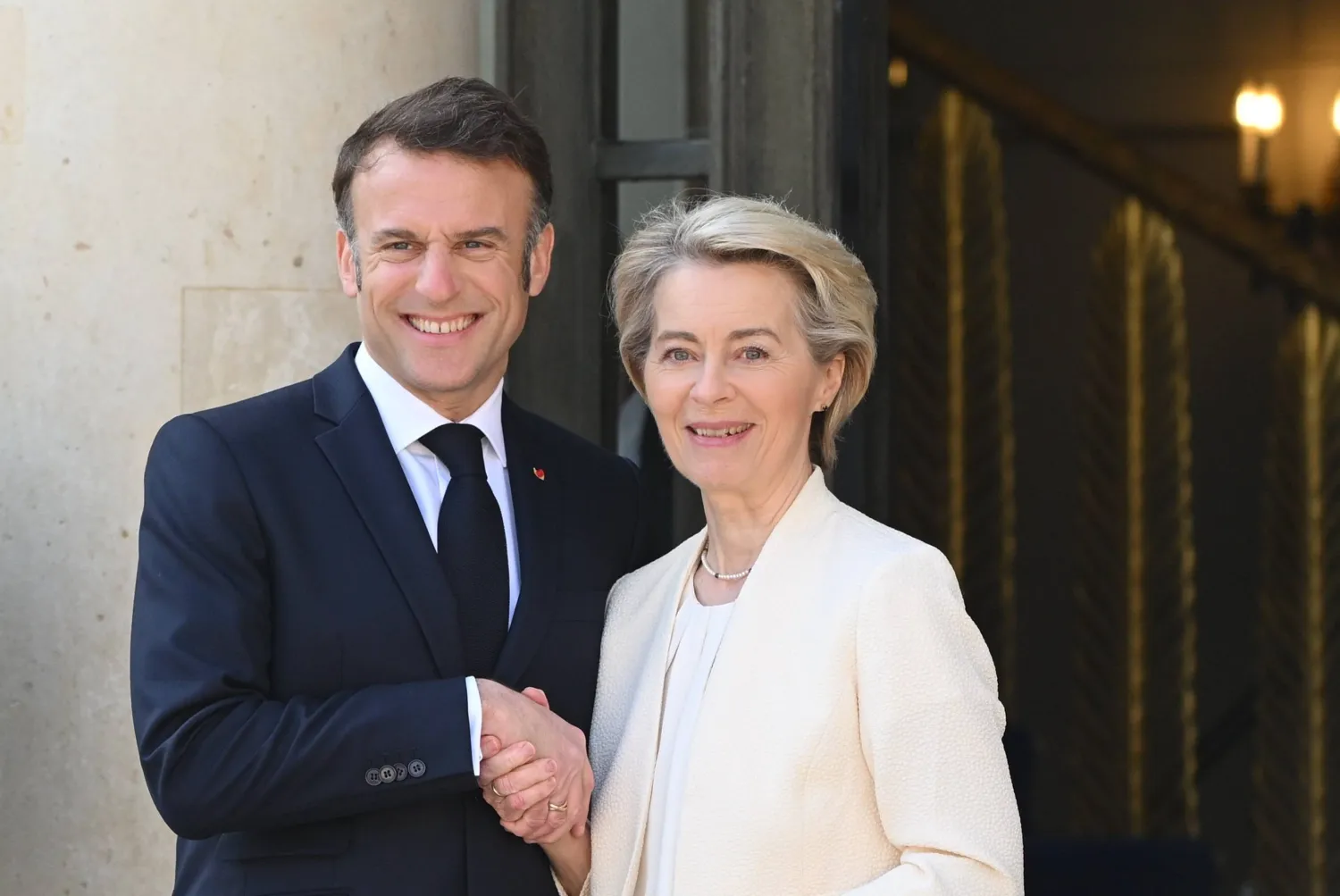 الرئيس الفرنسي إيمانويل ماكرون يستقبل رئيسة المفوضية الأوروبية أورسولا فون دير لاين في قصر الإليزيه (أرشيفية - د.ب.أ)